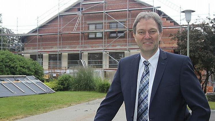 Der Bau des Freizeit- und Tourismuszentrums ist mittlerweile vorangeschritten: Es war und ist eines der Lieblingsprojekt von Klaus Löffler. Im Mai 2017 soll es offiziell seiner Bestimmung übergeben werden.  Foto: Veronika Schadeck/Archiv