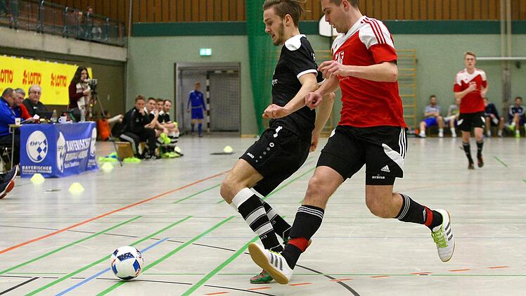 Halbfinale zwischen Friesen (schwarze Trikots) und Memmelsdorf. Foto: Monika Limmer