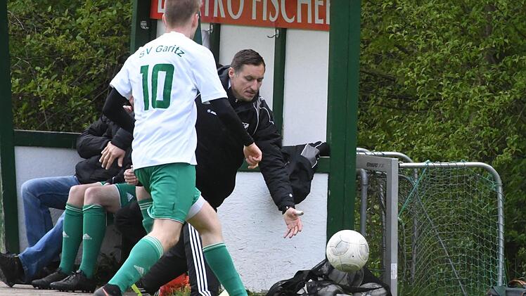 Her mit dem Ball, Trainer. Der Garitzer Andrzej Sadowski betätigt sich als Balljunge für Benedikt Niebling. Foto: Hopf