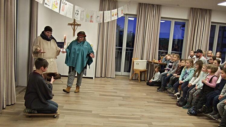 Beim Spielen, die biblische Geschichten zum Inhalt hatten, waren die Kinder aufmerksam und begeistert dabei.