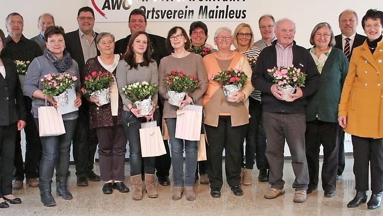 Die Mainleuser Awo ehrte treue Mitglieder. Das Foto zeigt die Jubilare mit dem neuen Vorstand und den Offiziellen.
