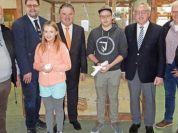 Die Nachwuchszüchter Nele Rüger und Jonas Ulbrich (mit Taube) erhielten die Höchstbenotung "Vorzüglich". Dazu gratulierten neben der Ehrengästen auch Schirmherr Klaus Peter Söllner (Vierter von links) und Bürgermeister Harald Hübner (Dritter von rechts)  Foto: Horst Wunner