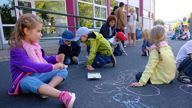 Malaktion im Bereich des Behelfskindergartens in der Quellenstraße. Der Verwaltungshaushalt der Gemeinde weist 1,1 Millionen Euro Personalkostenzuschüsse für die Kindergärten aus.  Foto: Gerd Schaar/Archiv