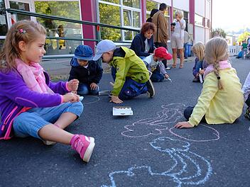 Malaktion im Bereich des Behelfskindergartens in der Quellenstraße. Der Verwaltungshaushalt der Gemeinde weist 1,1 Millionen Euro Personalkostenzuschüsse für die Kindergärten aus.  Foto: Gerd Schaar/Archiv