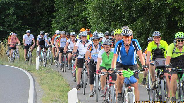 70 Radfahrer haben an der Fahrradwallfahrt von Frauenroth nach coburg teilgenommen, ein Großteil davon mit E-Bikes.  Foto: Hubert Wehner
