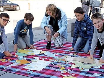 Die Eltmanner Realschüler setzten ein Welt-Puzzle zusammen. Es zeigt die Länder, aus denen Menschen flüchten.  Foto: Günther Geiling