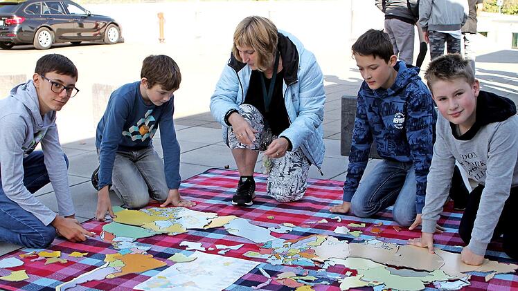 Die Eltmanner Realschüler setzten ein Welt-Puzzle zusammen. Es zeigt die Länder, aus denen Menschen flüchten.  Foto: Günther Geiling