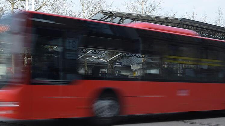 Damit N&uuml;rnbergs Luft sauberer wird, unterst&uuml;tzt der Bund unter anderem die Nachr&uuml;stung von Diesel-Bussen im &ouml;ffentlichen Nahverkehr. Symbolfoto: Klaus/Adobe Stock