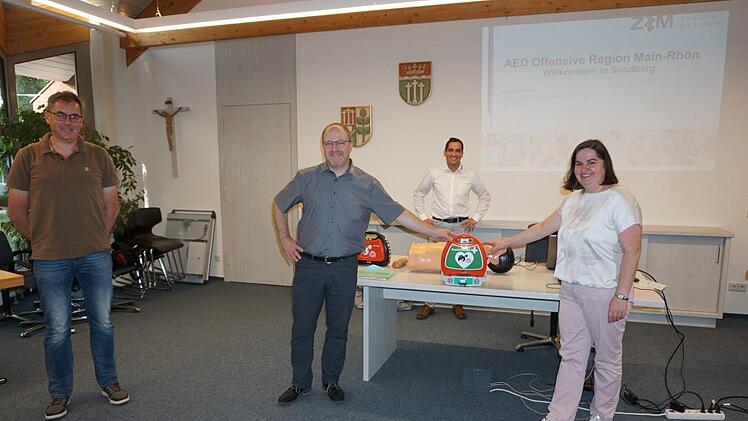 Übergabe des Defibrillators an den Christlichen Caritasverein Sandberg. Das Bild zeigt von links: Jürgen Geis, Jürgen Müller, Florian Hedrich und die Vorsitzende Sonja Reubelt.  Foto: Marion Eckert