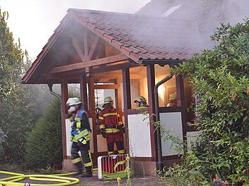 In einem Wohnhaus in Großeibstadt war am Montag ein Feuer in einer Kellerwohnung ausgebrochen. Die Feuerwehrleute aus Großeibstadt, Kleinbardorf, Bad Königshofen und Saal waren im Einsatz, ebenso der Rettungsdienst mit Notarzt.