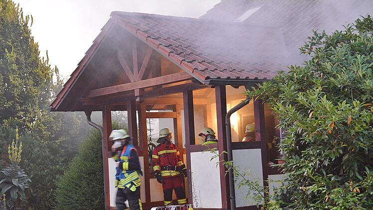 In einem Wohnhaus in Großeibstadt war am Montag ein Feuer in einer Kellerwohnung ausgebrochen. Die Feuerwehrleute aus Großeibstadt, Kleinbardorf, Bad Königshofen und Saal waren im Einsatz, ebenso der Rettungsdienst mit Notarzt.