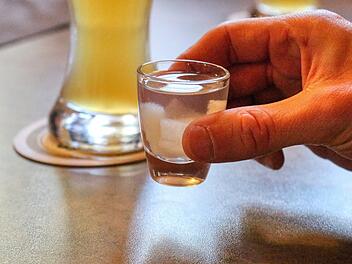 Trinkt man Alkohol, weiten sich die Blutgefäße und der Körper fühlt sich kurzzeitig warm an.