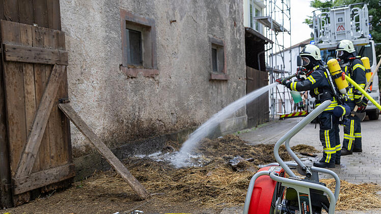 Gro&szlig;alarm in Bad Br&uuml;ckenau: Feuerwehr k&auml;mpft gegen Scheunenbrand