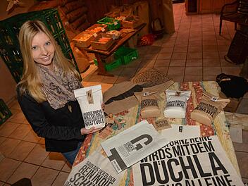 Sabrina Meixner im Hofladen des Biolandhofes Storath, für den sie im Rahmen ihrer Bachelor-Arbeit ein Corporate Design entwickelt hat. Fotos: Ronald Rinklef