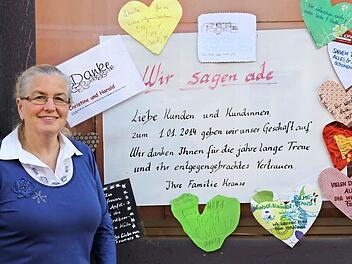 Christine Krause vor dem Schaufenster, das jetzt statt Waren Dankesschreiben der Stammkunden zeigt. Alle Fotos: Matthias Hoch