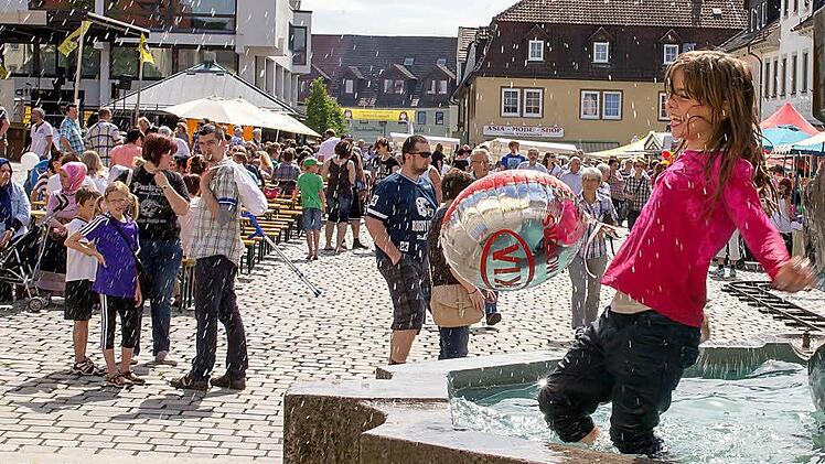 Sommer, Sonne, gute Laune - so muss ein Auftakt des Neustadter Puppenfestivals sein.