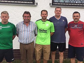Nach der Vertragsunterzeichnung: (von links) Cheftrainer Andreas Lang, Schriftführer Sepp Geiger, Neuzugang Christian Brandt, Spielleiter Detlef Dawel und Vorsitzender Norbert Kraus.  Foto: privat