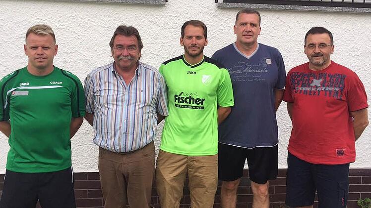 Nach der Vertragsunterzeichnung: (von links) Cheftrainer Andreas Lang, Schriftführer Sepp Geiger, Neuzugang Christian Brandt, Spielleiter Detlef Dawel und Vorsitzender Norbert Kraus.  Foto: privat