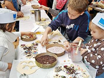 Die Weihnachtsbäckerei in Schmitt's Backstube in Reiterswiesen war am Sonntag wieder gut besucht. Fotos: Sigismund von Dobschütz