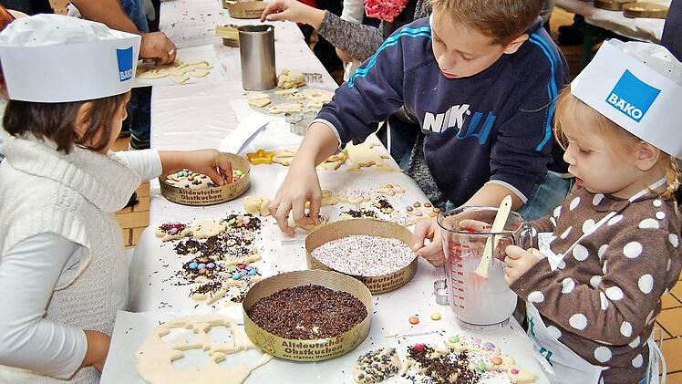 Die Weihnachtsbäckerei in Schmitt's Backstube in Reiterswiesen war am Sonntag wieder gut besucht. Fotos: Sigismund von Dobschütz