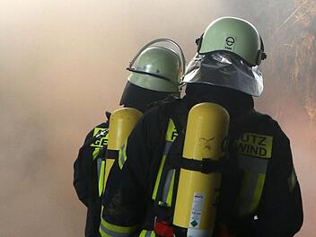 Zwei Feuerwehrleute im Einsatz: Im Baunacher Fall hat einer der beiden Täter selbst die Einsatzkräfte gerufen, als das Gartenhäuschen schon brannte. Symbolfoto: News5/Herse