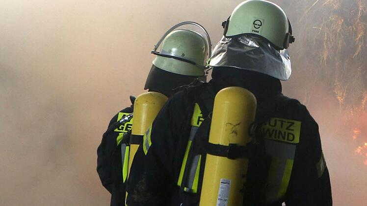 Zwei Feuerwehrleute im Einsatz: Im Baunacher Fall hat einer der beiden Täter selbst die Einsatzkräfte gerufen, als das Gartenhäuschen schon brannte. Symbolfoto: News5/Herse