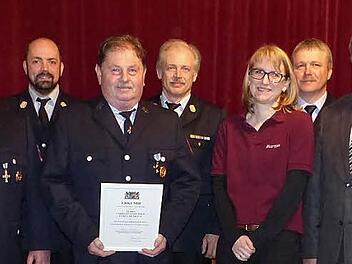 Für 40 Jahre Dienst in der Feuerwehr wurde Gerhard Schrepfer (mit Urkunde) mit dem Staatlichen Ehrenzeichen in Gold ausgezeichnet. Unser Bild zeigt ihn zusammen mit (von links) Kassierer Tobias Spindler, Kommandant Jürgen Schuberth, Vorsitzendem Thomas Gareis, Kreisbrandmeister Alexander Reinsch, Kreisbrandinspektor Horst Tempel, Schriftführerin Martina Penzel, Zweitem Kommandanten Reiner Lauterbach, Kreisrat Erhard Hildner und Bürgermeister Siegfried Beyer. Foto: kpw