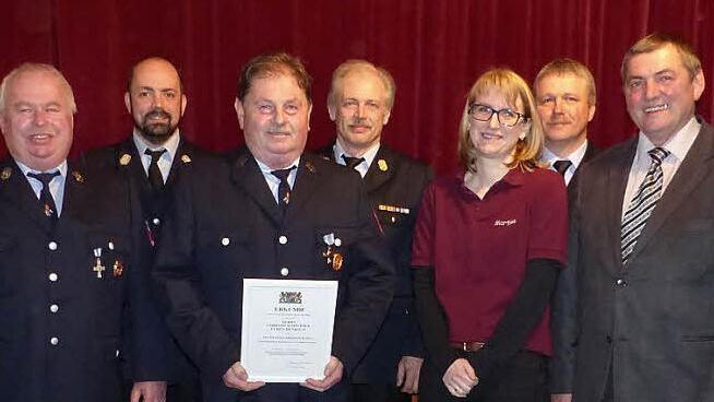 Für 40 Jahre Dienst in der Feuerwehr wurde Gerhard Schrepfer (mit Urkunde) mit dem Staatlichen Ehrenzeichen in Gold ausgezeichnet. Unser Bild zeigt ihn zusammen mit (von links) Kassierer Tobias Spindler, Kommandant Jürgen Schuberth, Vorsitzendem Thomas Gareis, Kreisbrandmeister Alexander Reinsch, Kreisbrandinspektor Horst Tempel, Schriftführerin Martina Penzel, Zweitem Kommandanten Reiner Lauterbach, Kreisrat Erhard Hildner und Bürgermeister Siegfried Beyer. Foto: kpw