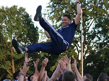 Der späte Klassenerhalt fühlt sich wie der Gewinn der Meisterschaft an. Dementsprechend wurde auch Zeckerns scheidender Trainer Lars Daniel von seinen Spielern gefeiert. Fotos: Matthias Hofmann