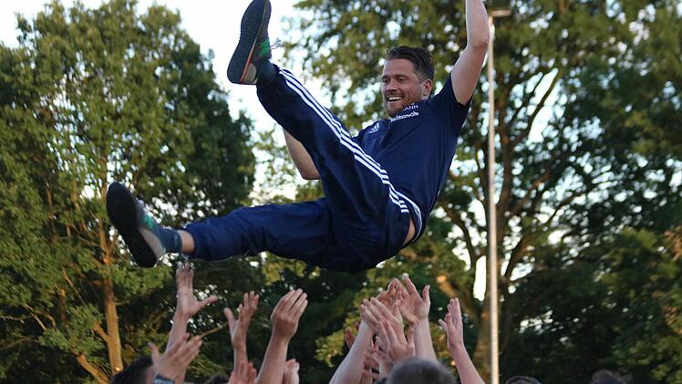 Der späte Klassenerhalt fühlt sich wie der Gewinn der Meisterschaft an. Dementsprechend wurde auch Zeckerns scheidender Trainer Lars Daniel von seinen Spielern gefeiert. Fotos: Matthias Hofmann