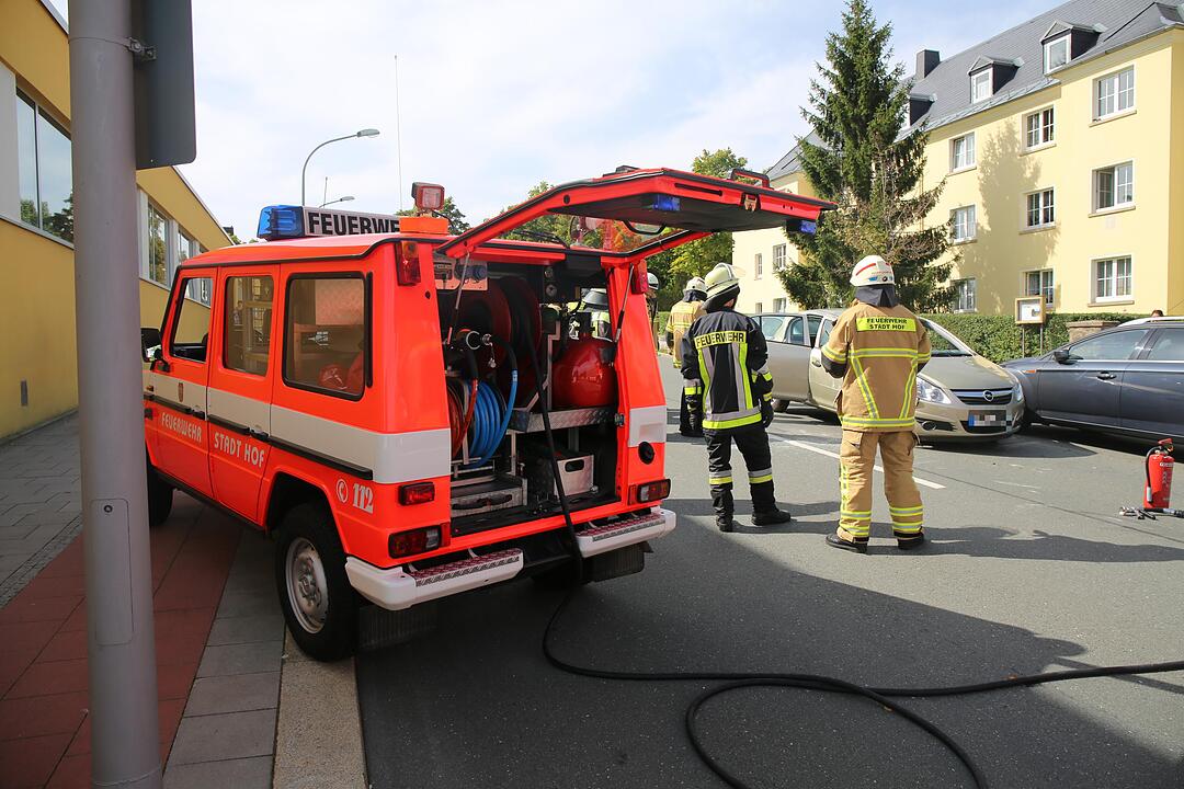 Hof: Autofahrerin kracht in geparktes Fahrzeug und wird schwer verletzt