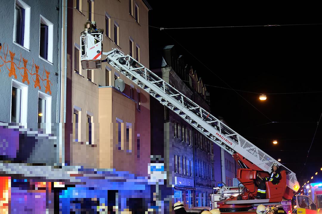 Mehrfamilienhaus in Nürnberg brennt: 12 Verletzte