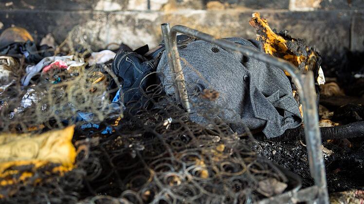 Die Reste eines abgebrannten Obdachlosenlagers liegen unter der Reichenbachbr&uuml;cke. Die Polizei geht bei dem Feuer von einer Brandstiftung aus. Foto: Lino Mirgeler/dpa