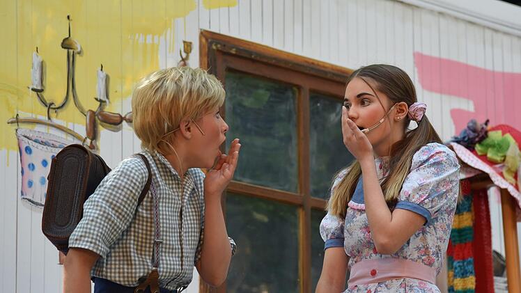 Tommy (Amelie Künstler) und Annika (Nora Schneider) staunen über das rothaarige sommersprossige Mädchen, das mit Äffchen und Pferd in die Villa Kunterbunt einzieht. Foto: Gabi Arnold