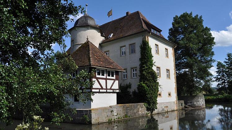 Das Wasserschloss Kleinbardorf und der dortige Skulpturenpark ist unter anderem als ein Treffpunkt Grabfeld im Gespräch. Foto: Hanns Friedrich