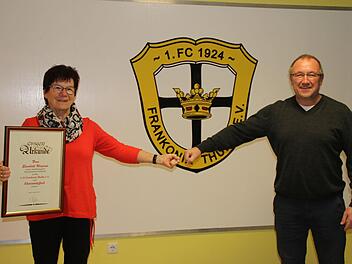 Elisabeth Weigand mit ihrer Ernennungsurkunde und der Vorsitzende des FC Thulba Dietmar Werner.