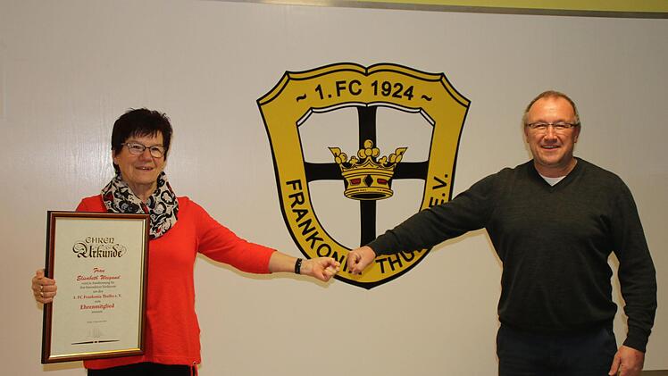 Elisabeth Weigand mit ihrer Ernennungsurkunde und der Vorsitzende des FC Thulba Dietmar Werner.