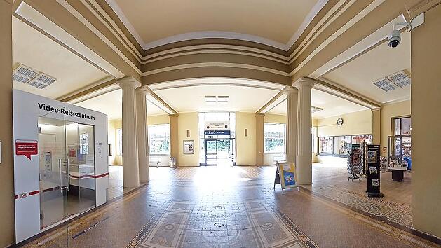 Noch ist das Bahnhofsgebäude nicht verkauft, die Öffnungszeiten wurden zuletzt reduziert. Nach 20 Uhr müssen Reisende draußen warten.