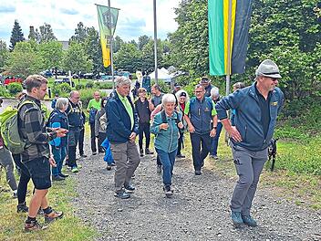 Michael Adler (vorne rechts) mit Wanderern auf dem Weg zur K&ouml;deltalsperre. Hans Franz