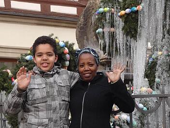 Sie liebt das Fachwerk, doch mit der Kälte hatte sie zu kämpfen: Nach 16 Jahren Ebern verlässt Mmabana Kgopana Dach mit ihrem zwölfjährigen Sohn Sefiso Ebern. Foto: Johanna Eckert