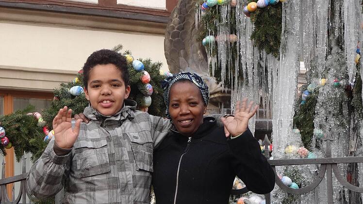 Sie liebt das Fachwerk, doch mit der Kälte hatte sie zu kämpfen: Nach 16 Jahren Ebern verlässt Mmabana Kgopana Dach mit ihrem zwölfjährigen Sohn Sefiso Ebern. Foto: Johanna Eckert