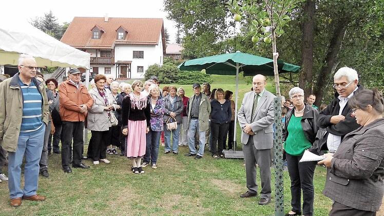 Bei der Baumübergabe (v. l.): Albert Köstler, Gunhild Wiegner (Bürgermeisterin Poxdorf/Ofr.), Alfons Bischof, Obst- und Gartenbauverein, Heidi Fischer, Gartenbauverein Poxdorf-Wernersreuth. Foto: ni