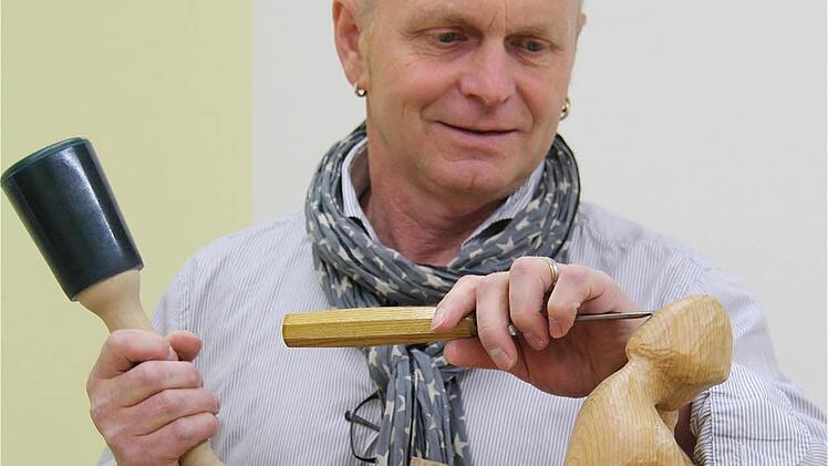 Kreativ: Hobby-Holzbildhauer Bernhard Gößmann-Schmitt.