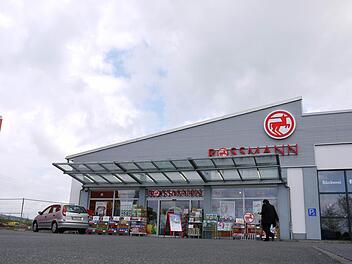 Voraussichtlich ab November gibt es dort, wo heute noch Rossmann zu Hause ist, die dritte Easy-Apotheke im Raum Coburg. Rossmann wiederum wird dann in einen Neubau ziehen, der gleich nebenan (auf unserem Foto hinter dem Bauzaun) errichtet wird. Foto: Berthold Köhler