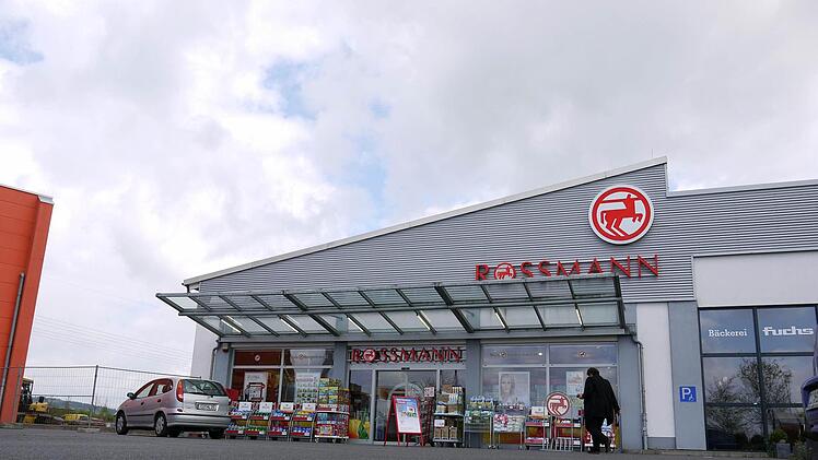 Voraussichtlich ab November gibt es dort, wo heute noch Rossmann zu Hause ist, die dritte Easy-Apotheke im Raum Coburg. Rossmann wiederum wird dann in einen Neubau ziehen, der gleich nebenan (auf unserem Foto hinter dem Bauzaun) errichtet wird. Foto: Berthold Köhler