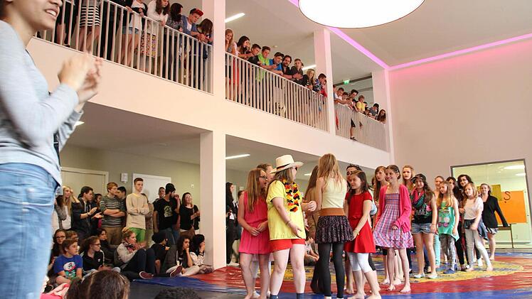 Bei der Modenschau in der Aula präsentierten sich die jungen Damen.