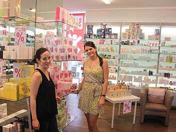 Graziella Di Maria (links) und Simone Schleicher arbeiten in der Parfümerie Höfer, die am Samstag schließt, aber als Outlet weiterbetrieben werden soll. Foto: Peter Groscurth