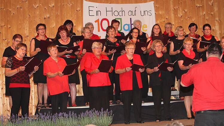 Der Frauenchor unter Leitung von Armin Müller Foto: Günther Geiling