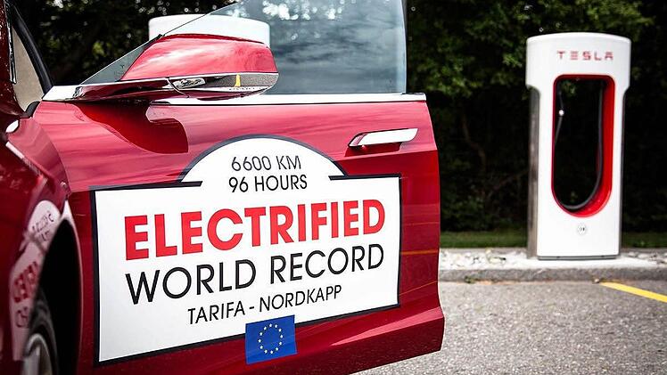 Getankt wird im Idealfall an den Tesla-Tankstellen. Foto: Michael Düring