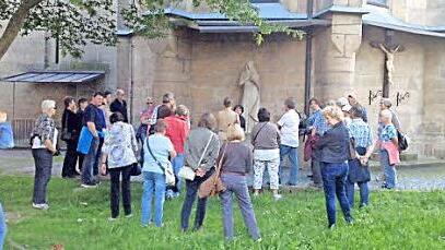 Die Teilnehmer der F&uuml;hrung an der Stadtpfarrkirche Foto: privat